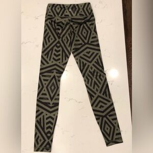 Lululemon Athletica Geometric khaki green/Black leggings pants size 2.